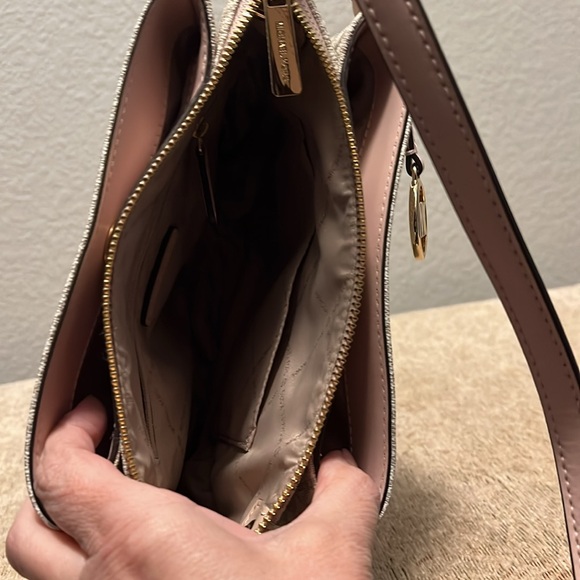 Cute envelope style Michael Kors crossbody - Picture 4 of 4